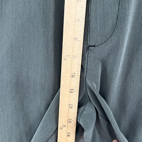 Travis Mathew Shorts Mens Size 34 Golf Gray White Pinstripe casual athleisure - Picture 6 of 10